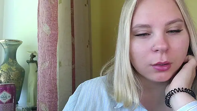 Snapshot of Thalia__Star chatting on September 16, 2025, 6:25 am Thalia Star online show from September 16, 2025, 6:25 am