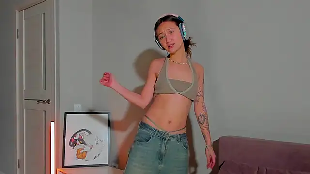 Snapshot of EllaSky_xoxo chatting on December 9, 2024, 2:02 am EllaSky xoxo online show from December 9, 2024, 2:02 am