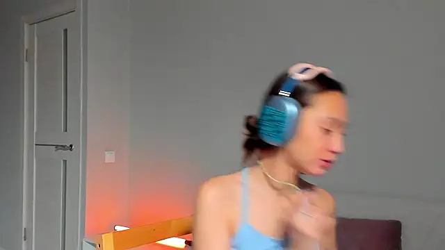 Snapshot of EllaSky_xoxo chatting on December 28, 2024, 2:01 am EllaSky xoxo online show from December 28, 2024, 2:01 am