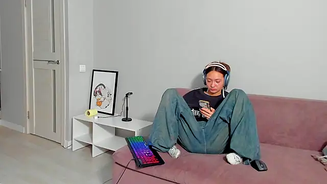 Snapshot of EllaSky_xoxo chatting on January 25, 2025, 4:13 am EllaSky xoxo online show from January 25, 2025, 4:13 am