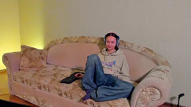 Snapshot of EllaSky_xoxo chatting on March 9, 2025, 11:03 pm EllaSky xoxo online show from March 9, 2025, 11:03 pm