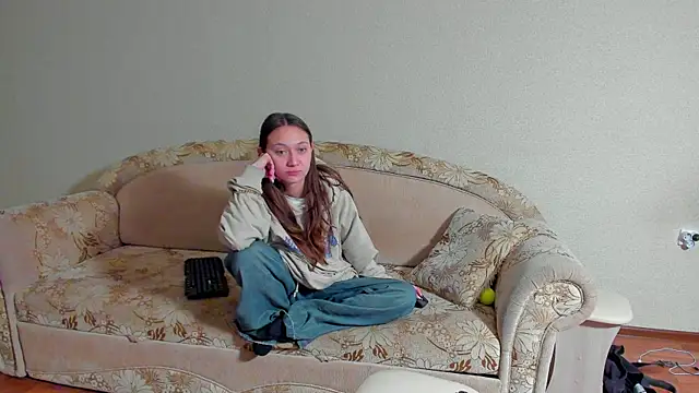 Snapshot of EllaSky_xoxo chatting on March 21, 2025, 4:17 am EllaSky xoxo online show from March 21, 2025, 4:17 am