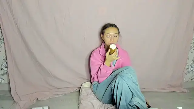 Snapshot of EllaSky_xoxo chatting on October 18, 2025, 7:14 pm EllaSky xoxo online show from October 18, 2025, 7:14 pm