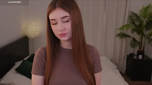 Lilly Colins online show from January 4, 2025, 3:28 pm