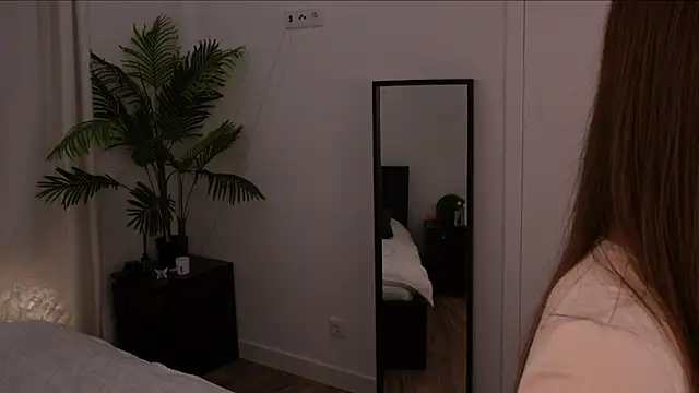 Lilly Colins online show from January 6, 2025, 8:07 pm