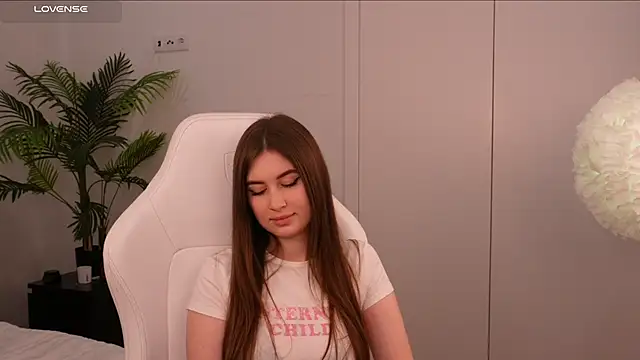 Lilly Colins online show from January 29, 2025, 10:01 pm