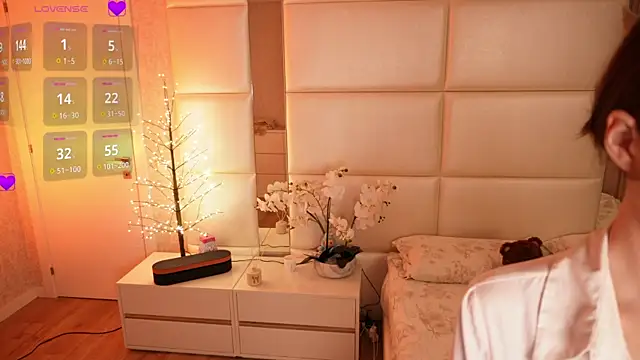 Lilly Colins online show from April 13, 2026, 7:41 pm