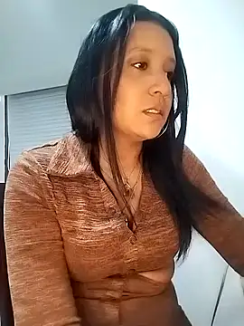 Snapshot of cami_victoria chatting on January 5, 2026, 6:44 pm cami victoria online show from January 5, 2026, 6:44 pm