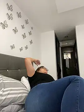 AntonellaAlondra4 online show from February 18, 2025, 4:05 pm