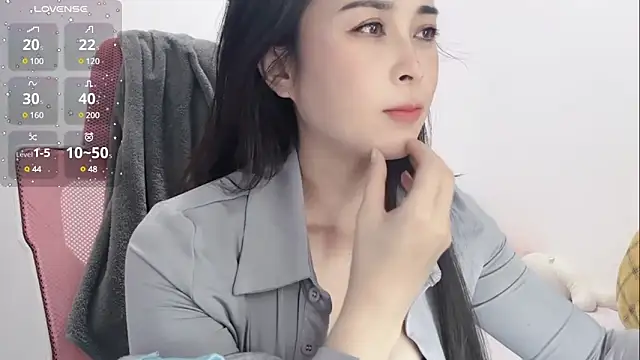 Qwi-V1 online show from January 22, 2025, 11:43 pm