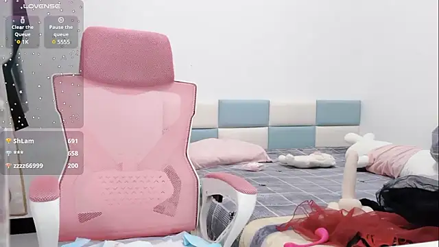 Qwi-V1 online show from February 6, 2025, 2:11 am