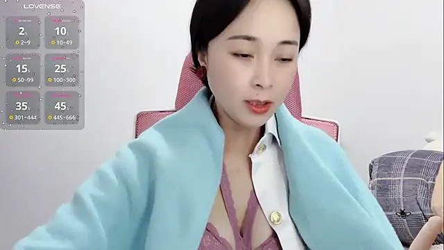 Qwi-V1 online show from February 8, 2025, 11:13 pm