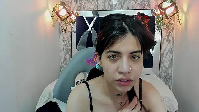 Snapshot of Violet_m chatting on December 7, 2024, 7:10 pm Violet m online show from December 7, 2024, 7:10 pm