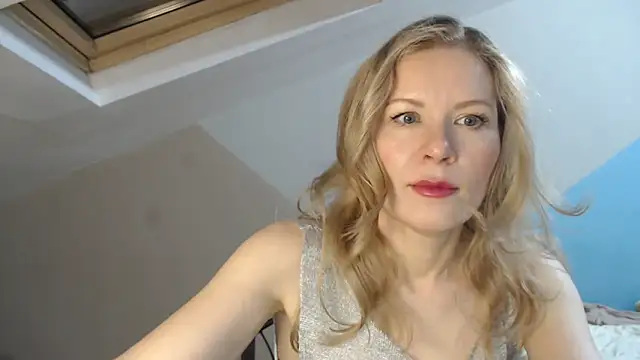 Snapshot of Juli_julyyy chatting on December 7, 2024, 11:45 pm Juli julyyy online show from December 7, 2024, 11:45 pm