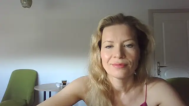 Snapshot of Juli_julyyy chatting on December 20, 2024, 7:55 am Juli julyyy online show from December 20, 2024, 7:55 am