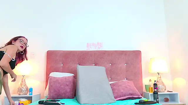 LiliFox18 online show from December 28, 2024, 5:57 pm