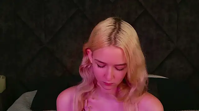 NaomiLoys online show from September 13, 2025, 9:03 pm