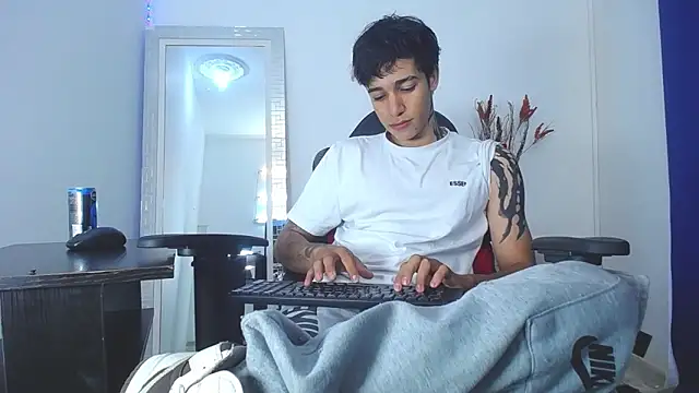 Zacktk7 online show from February 4, 2025, 7:44 pm