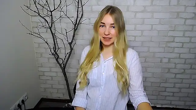 Snapshot of Queen_ofLove chatting on January 4, 2025, 9:21 am Queen ofLove online show from January 4, 2025, 9:21 am