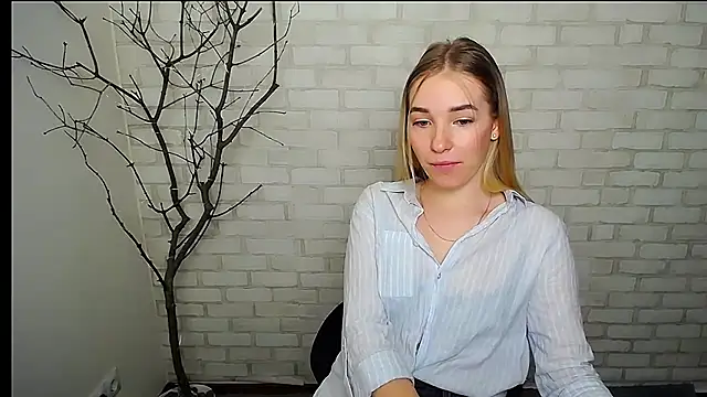 Snapshot of Queen_ofLove chatting on February 26, 2025, 12:58 pm Queen ofLove online show from February 26, 2025, 12:58 pm