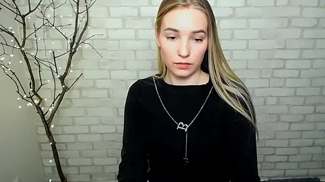 Snapshot of Queen_ofLove chatting on March 12, 2025, 5:38 pm Queen ofLove online show from March 12, 2025, 5:38 pm