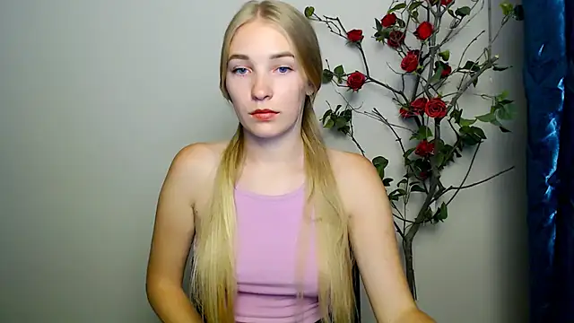 Snapshot of Queen_ofLove chatting on September 23, 2025, 6:44 pm Queen ofLove online show from September 23, 2025, 6:44 pm