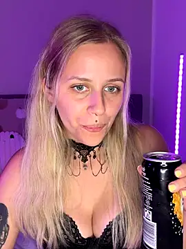 Snapshot of lunawolf21 chatting on September 29, 2025, 6:35 pm lunawolf21 online show from September 29, 2025, 6:35 pm