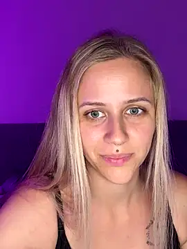 Snapshot of lunawolf21 chatting on October 9, 2025, 6:39 pm lunawolf21 online show from October 9, 2025, 6:39 pm