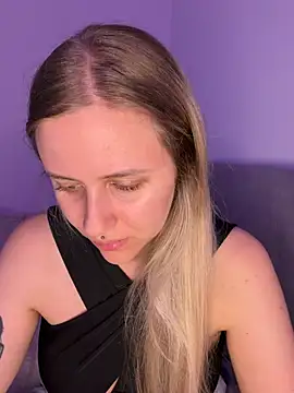 lunawolf21 online show from April 1, 2026, 6:47 am