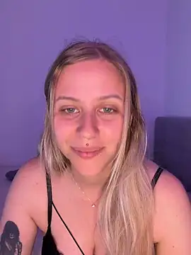 lunawolf21 online show from May 13, 2026, 6:44 am