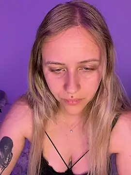 lunawolf21 online show from May 20, 2026, 6:41 am