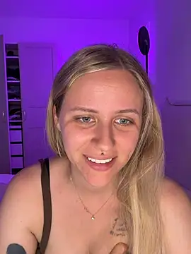 lunawolf21 online show from June 23, 2026, 6:33 am