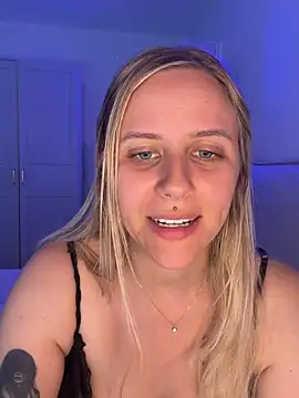 lunawolf21 online show from July 16, 2026, 6:52 am