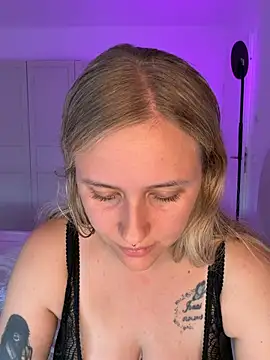 lunawolf21 online show from July 29, 2026, 6:33 am