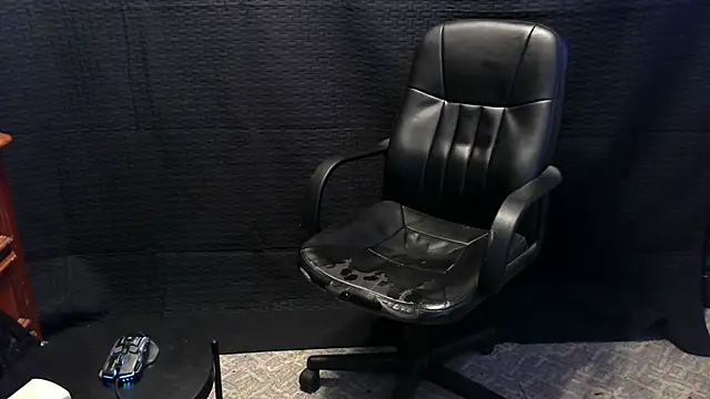 ScubaStevex online show from November 26, 2025, 7:48 pm