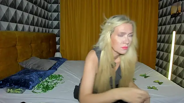 Luna  Lewis online show from December 12, 2024, 8:03 am