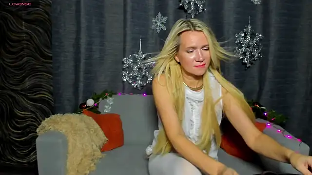 Luna  Lewis online show from December 18, 2024, 1:56 pm