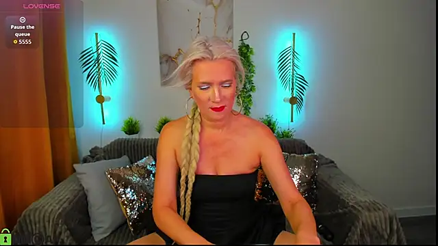 Luna  Lewis online show from November 11, 2025, 8:47 am