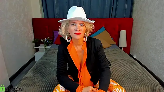 Luna  Lewis online show from February 17, 2026, 9:39 am