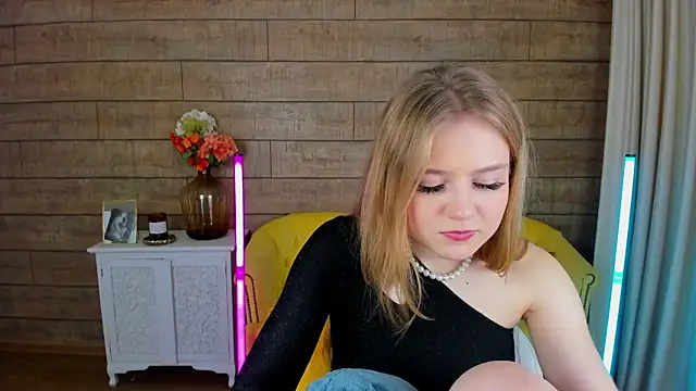 SelinSwarovski online show from February 4, 2025, 2:49 am