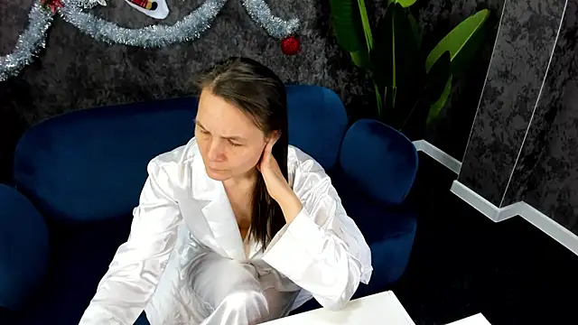 Lillian White online show from December 29, 2024, 4:16 am