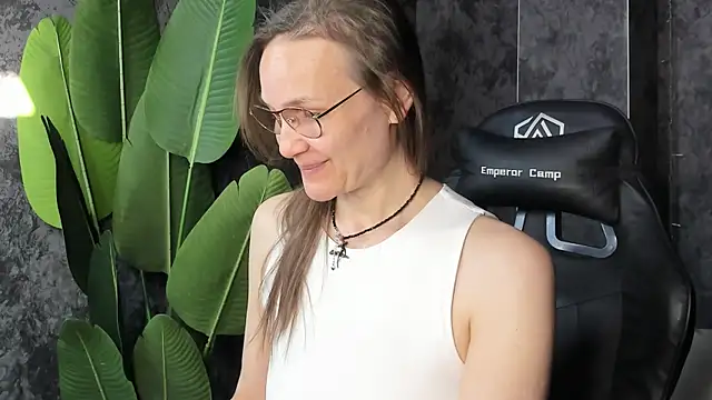 Snapshot of Lillian_White chatting on May 3, 2026, 1:00 am Lillian White online show from May 3, 2026, 1:00 am