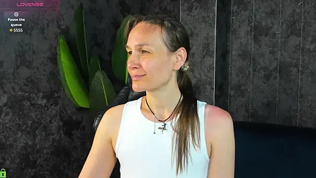 Snapshot of Lillian_White chatting on June 13, 2026, 12:52 am Lillian White online show from June 13, 2026, 12:52 am