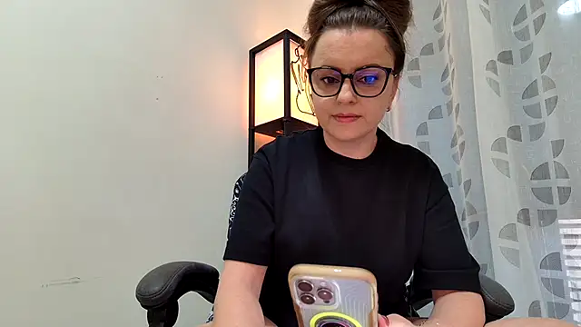 Eelleen online show from June 9, 2026, 12:39 pm