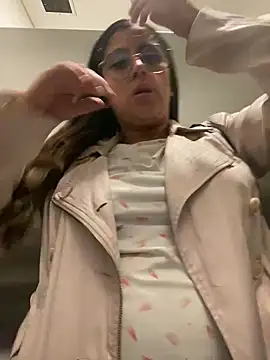 girl anni online show from February 11, 2025, 8:42 pm