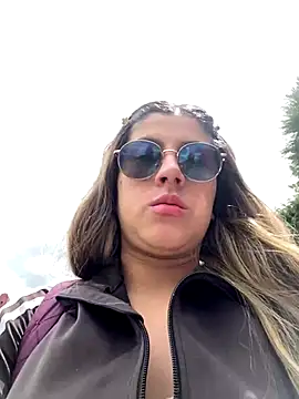 girl anni online show from October 6, 2025, 4:59 pm