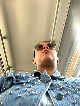 girl anni online show from October 23, 2025, 5:44 pm