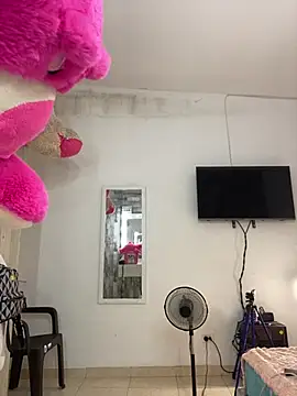 Snapshot of Violetrousse chatting on May 6, 2026, 6:13 pm Violetrousse online show from May 6, 2026, 6:13 pm
