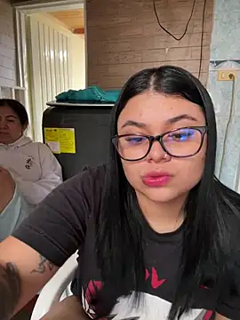 alissonfernandez  online show from October 10, 2025, 1:43 pm