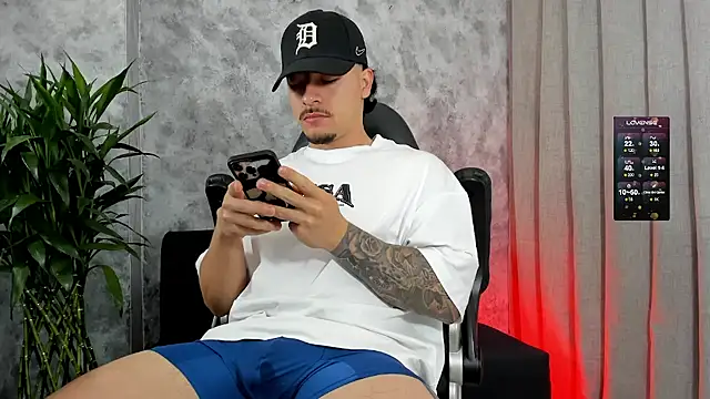 boyc022  online show from December 21, 2025, 11:39 am